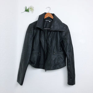 BLACK FAUX LEATHER CROPPED ZIP UP JACKET