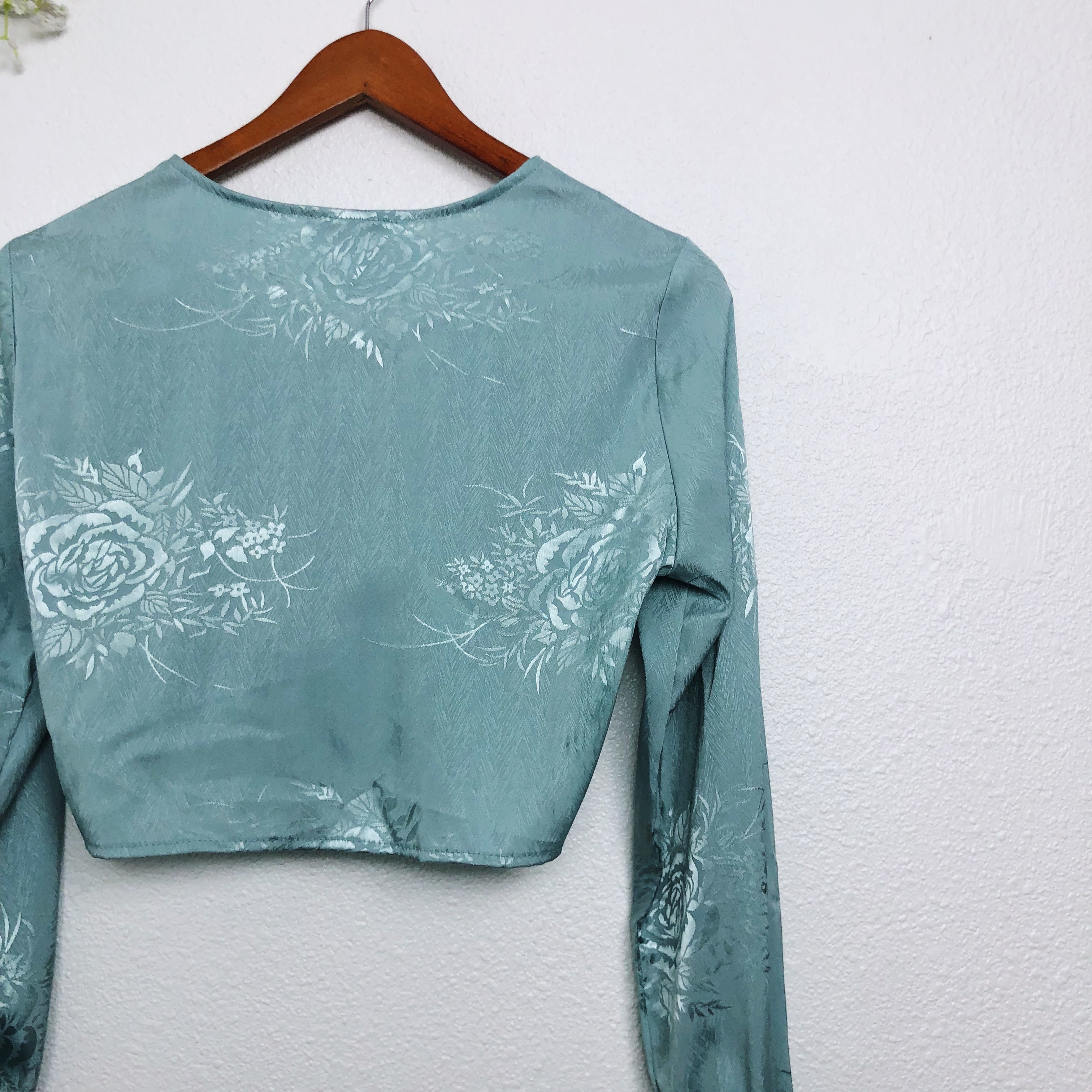 New with Tags Fashion Nova Teal Floral Front Knot Cropped Blouse