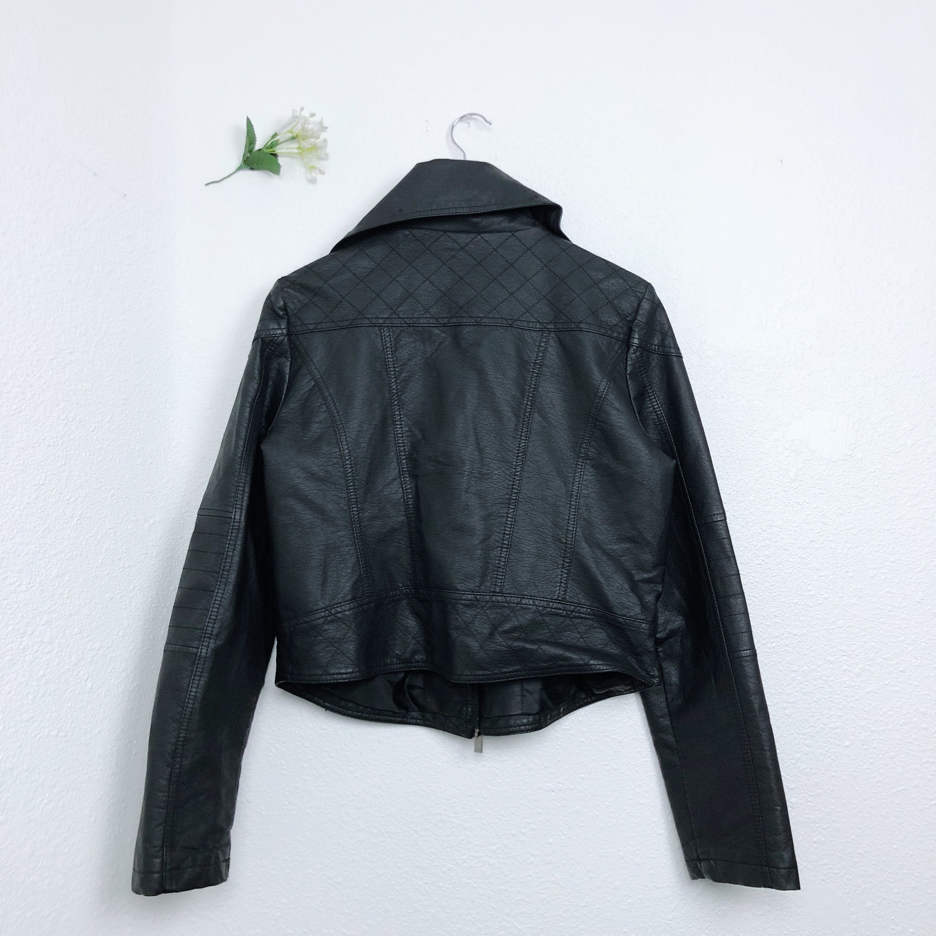 BLACK FAUX LEATHER CROPPED ZIP UP JACKET