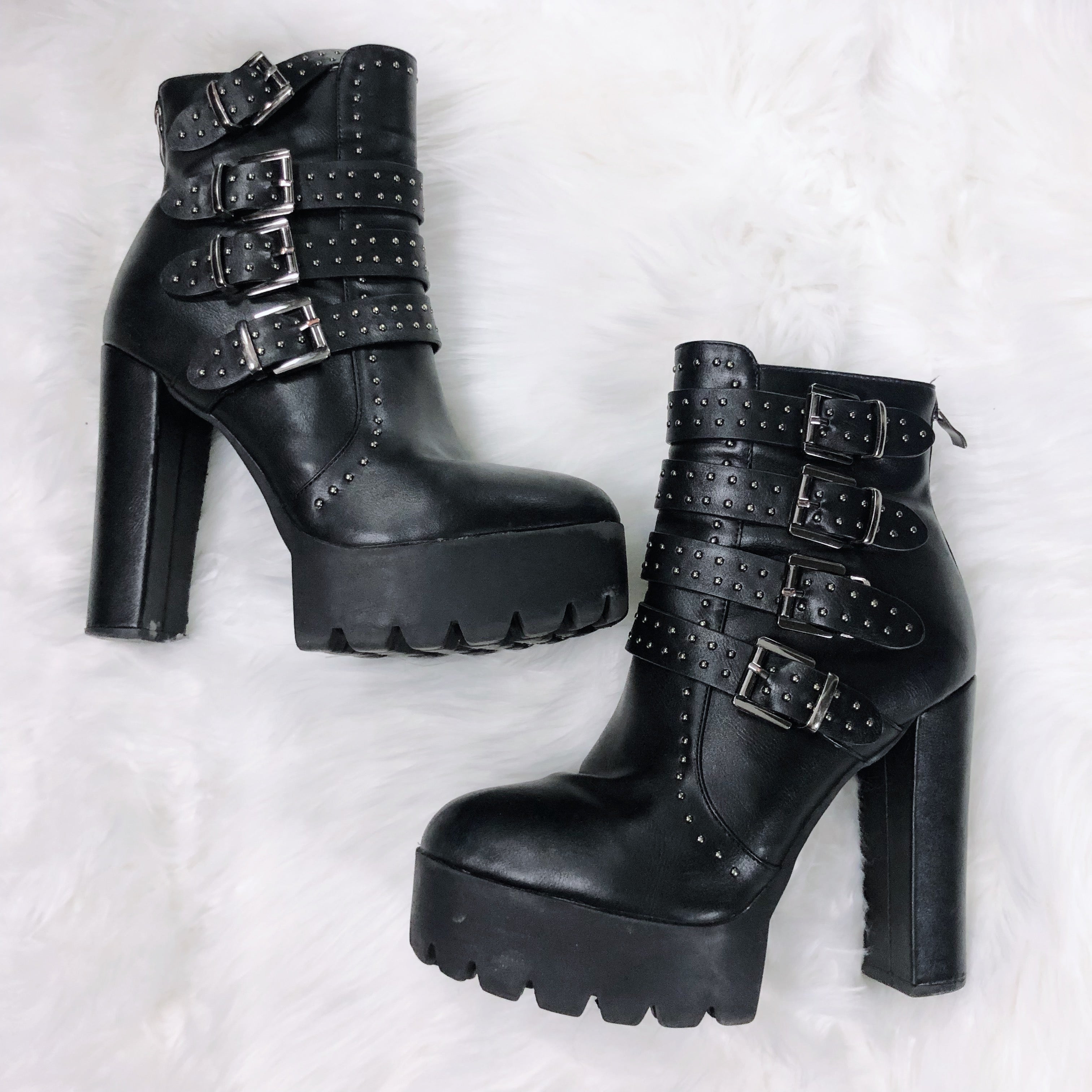 BLACK GRUNGE STRAPPED PLATFORM CHUNKY HEELED BOOTIES