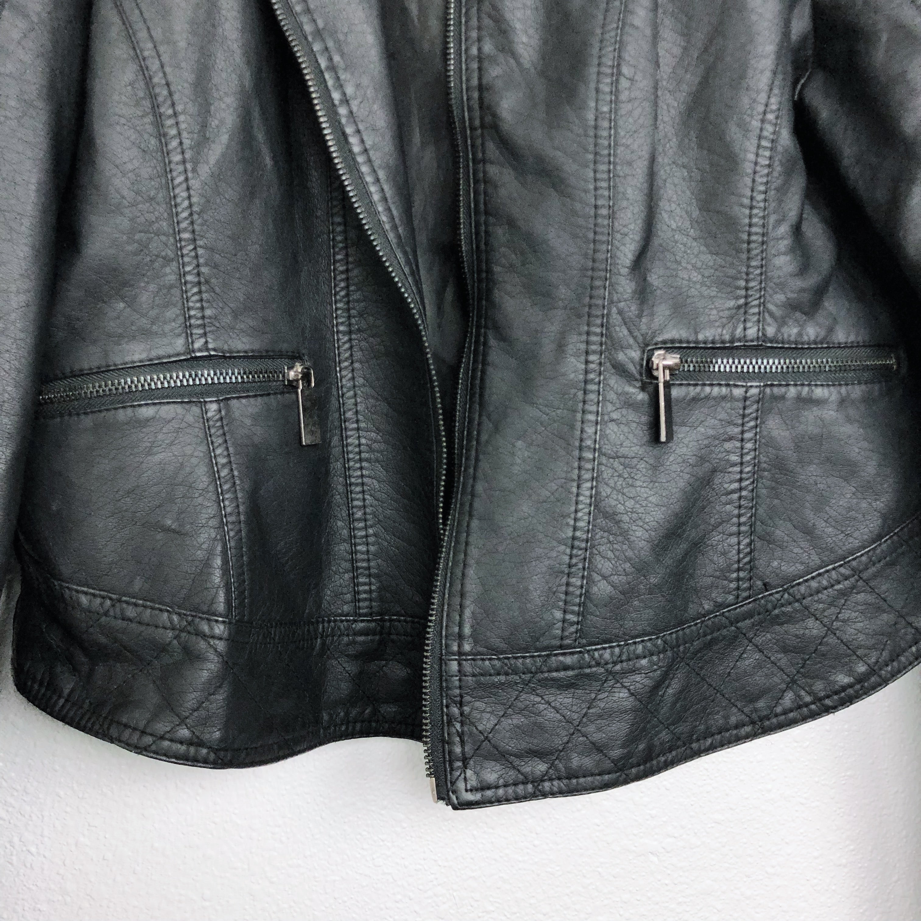 BLACK FAUX LEATHER CROPPED ZIP UP JACKET