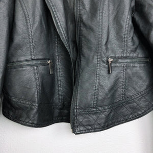 BLACK FAUX LEATHER CROPPED ZIP UP JACKET